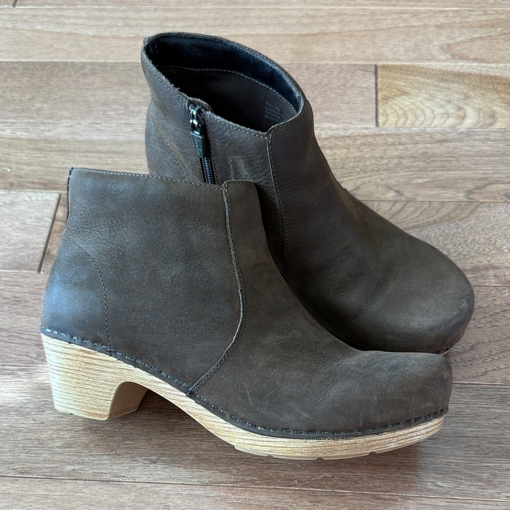 Dansko Maria 39 8.5 9 brown leather clog ankle boots comfortable!